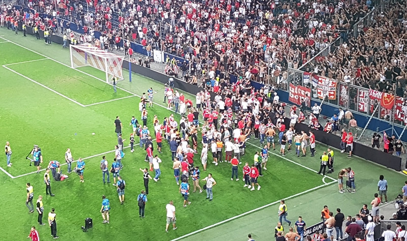 ВИДЕО: Навијачи Звезде славили са играчима и на терену!